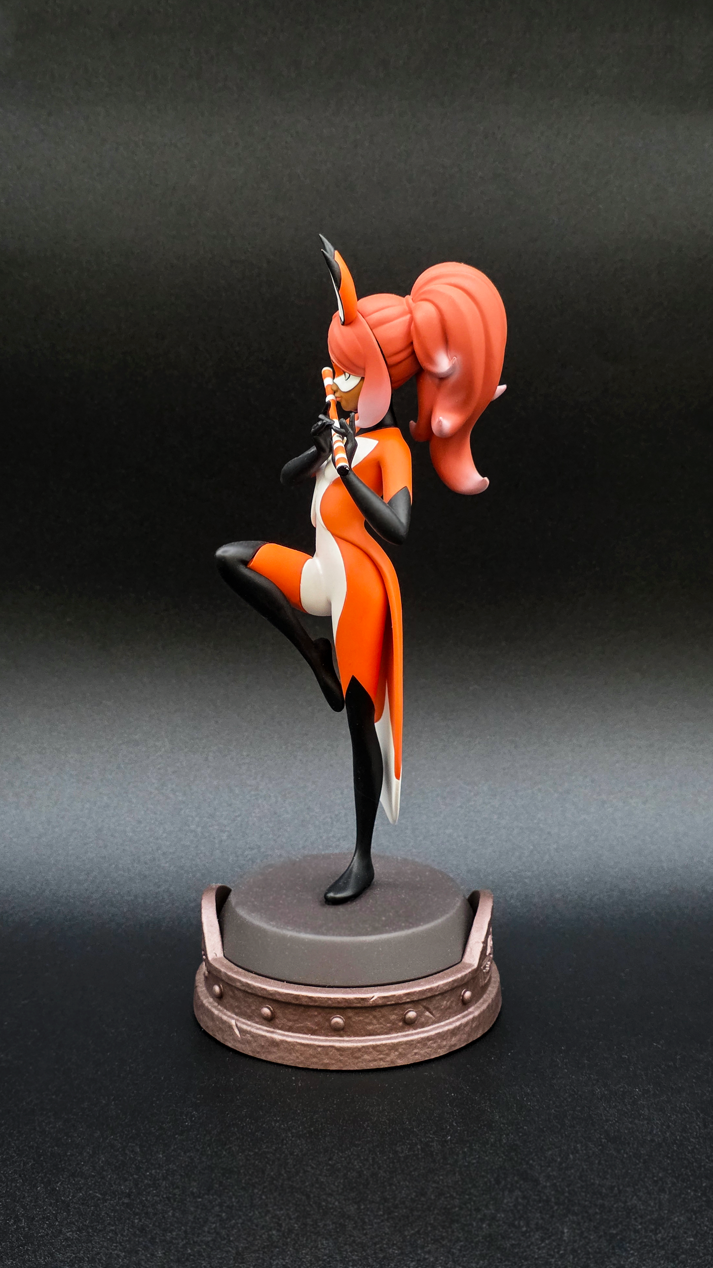 Rena Rouge – Figurine d'art en résine de qualité supérieure