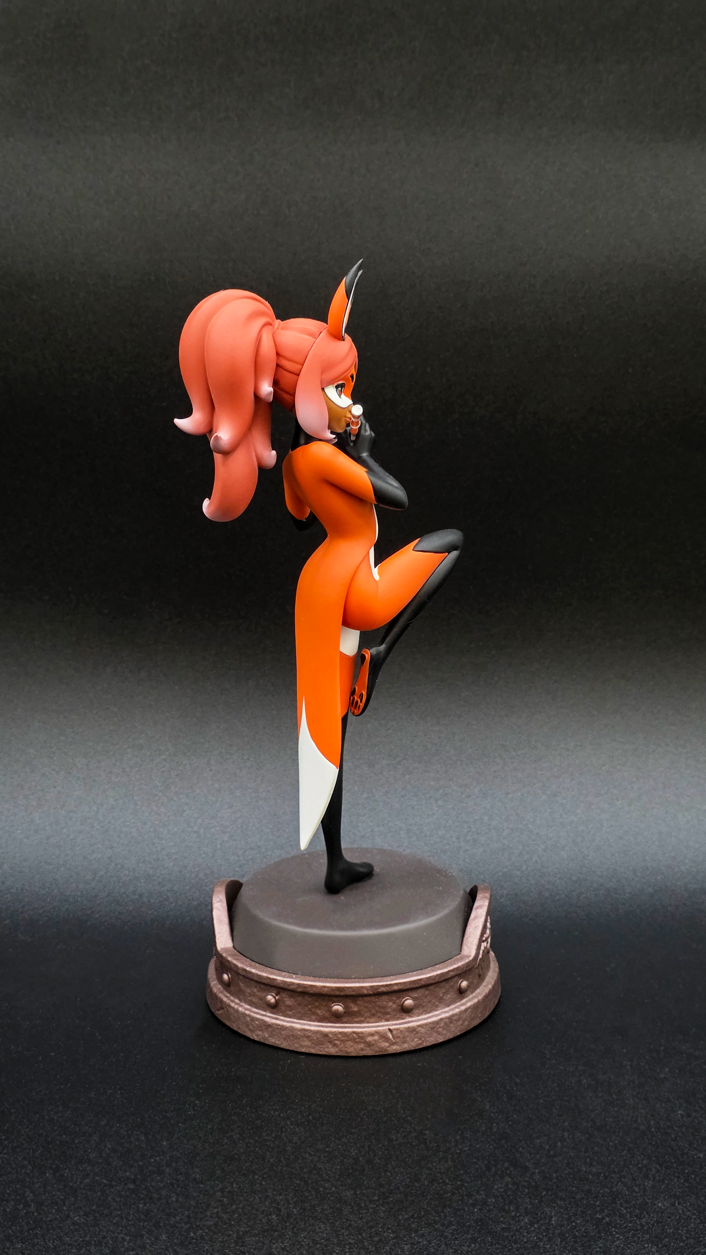 Rena Rouge – Figurine d'art en résine de qualité supérieure