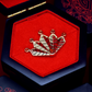 <tc>Miraculous du Paon - Broche camouflage de Felix</tc>